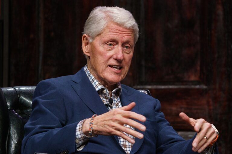 El expresidente Bill Clinton fue hospitalizado en Washington tras "desarrollar fiebre"