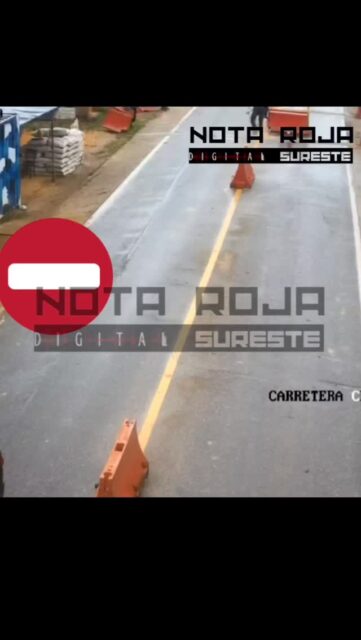 #NotaRoja #LasChoapas 
🚨🇲🇽 VALENTÍA BAJO FUEGO EN LAS CHOAPAS 🚔🔥

#TrabajoDeVideo de Álex Cazarín 
⚠️VIDEO FUERTE, SE RECOMIENDA DISCRECIÓN⚠️

Un operativo de alto riesgo dejó al descubierto el compromiso de la Policía Municipal, que sin retroceder, enfrentó a un sujeto armado que intentó escapar a toda costa.

⚠️ Disparó contra patrullas y contra el director Wilfrido López Vicente
⚠️ Atropelló a un elemento policial, quien resultó gravemente lesionado 🚑
⚠️ Portaba un arma y presuntas drogas
⚠️ Intentó huir corriendo hasta la pista

👮‍♂️ A pesar del peligro real y de los disparos, los elementos mantuvieron la persecución sin soltarlo, arriesgando su vida en cada momento

💥 Gracias a la coordinación y firmeza, el sujeto fue finalmente detenido

📍 Hechos registrados este martes en Las Choapas

💬 Hoy queda claro: hay policías que cumplen, incluso cuando la vida está en juego.

https://www.facebook.com/share/v/1CX94yQu9g/