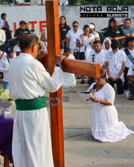 ✝️🙏 Inicia el Viacrucis en Las Choapas
Más de 300 personas caminan con fe y esperanza

#GALERÍA 📸:
🚶‍♂️ La peregrinación partió desde la avenida 20 de Noviembre

🕊️ Oran por los jóvenes
🇲🇽 Piden que sean alejados de la delincuencia organizada

🙏 Elevan plegarias por la paz en Veracruz y México
Una muestra de fe…
Pero también un llamado urgente ante la violencia que vive el país.

✝️ La fe camina hoy por Las Choapas

📍 Apenas inicia… y más personas se siguen sumando
#LasChoapas #SemanaSanta #Viacrucis #Veracruz Fe NotaRojaDigitalSureste AlertaSocial
