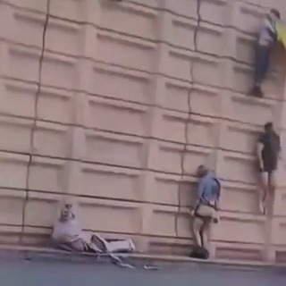 **Diez personas fueron localizadas sin vida en tres municipios de Zacatecas durante la mañana de este sábado**

Zacatecas vivió una jornada de extrema violencia luego de que autoridades localizaran los cuerpos de diez hombres en distintos puntos de los municipios de Pánuco, Morelos y Sain Alto.

El primer hallazgo ocurrió poco después de las 6:00 de la mañana sobre la carretera federal 54, a la altura de la comunidad de Pozo de Gamboa, en Pánuco, donde cinco personas fueron encontradas suspendidas de un puente vehicular. De acuerdo con los primeros reportes, las víctimas presentaban signos de violencia y en el lugar también fue localizada una cartulina con un mensaje presuntamente relacionado con la delincuencia organizada.

Casi de manera simultánea, otros cuatro cuerpos fueron abandonados en las inmediaciones de una clínica del IMSS-Bienestar, ubicada en uno de los accesos principales al municipio de Morelos.

El décimo cuerpo fue localizado a un costado de la carretera federal 45 Zacatecas-Durango, en el entronque hacia la comunidad de Santa Anita, en el municipio de Sain Alto. Las autoridades informaron que la víctima también presentaba evidentes huellas de violencia.

Tras los hechos, elementos del Ejército Mexicano, Guardia Nacional y Policía Estatal acordonaron las tres zonas para preservar la evidencia, mientras personal de la Fiscalía General de Justicia del Estado realizó las diligencias correspondientes y el levantamiento de los cuerpos.

Hasta el momento, las víctimas permanecen sin identificar oficialmente y las investigaciones continúan para esclarecer los hechos y determinar la posible relación entre los tres eventos registrados durante la misma mañana.