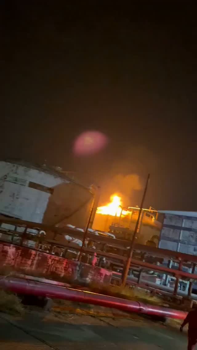 🚨 Desalojan buques de la Terminal Marítima de Pemex ante incendio en Pajaritos

Coatzacoalcos, Ver. — Como parte de las medidas preventivas implementadas tras el incendio registrado este miércoles en la Terminal de Almacenamiento y Servicios Portuarios (TASP) Pajaritos, se ordenó el desalojo de los muelles de la Terminal Marítima de Petróleos Mexicanos (Pemex).

Ante la cercanía del área donde se registró el siniestro, los primeros movimientos se realizaron con los buques petroleros que permanecían atracados en los muelles ubicados más próximos a la zona del accidente.

Las embarcaciones fueron retiradas de los atracaderos y conducidas hacia el área de fondeadero, donde permanecerán alejadas de las instalaciones mientras continúan las labores de emergencia al interior de la terminal.

La movilización de los buques se realiza como una medida de prevención para reducir riesgos ante la emergencia y mantener despejada la zona marítima cercana a las instalaciones afectadas.

El movimiento de las embarcaciones también implica la activación de los protocolos operativos correspondientes en la zona portuaria, debido a la presencia de instalaciones de almacenamiento y manejo de productos petrolíferos.

Mientras los buques son llevados a una zona considerada de menor riesgo, en tierra continúan los trabajos de los equipos especializados contra incendios y personal de seguridad para mantener bajo control el producto que permanece incendiado en uno de los tanques.

La contingencia ha generado un amplio despliegue de cuerpos de emergencia y unidades de apoyo de municipios de la región, mientras se mantienen medidas preventivas en los alrededores de Pajaritos.

Hasta el momento, el retiro de los barcos corresponde a una acción preventiva derivada de la emergencia, mientras las autoridades y personal especializado mantienen las labores de atención y vigilancia en la zona.