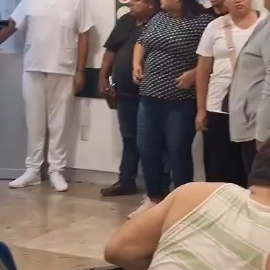 ¿Es este el trato que debe recibir un derechohabiente del IMSS?

Un video difundido desde el Hospital General Regional No. 17 de Cancún muestra a quien es señalado como subdirector de la unidad durante un intercambio con usuarios.

Más allá de lo que haya originado la discusión, el trato de un funcionario hacia quienes acuden a una institución pública también forma parte de la calidad del servicio.

Una responsabilidad directiva exige resolver conflictos, informar y mantener un trato digno, incluso en momentos de tensión.

El @imss_mx tendría que revisar lo ocurrido y aclarar el contexto completo del video.